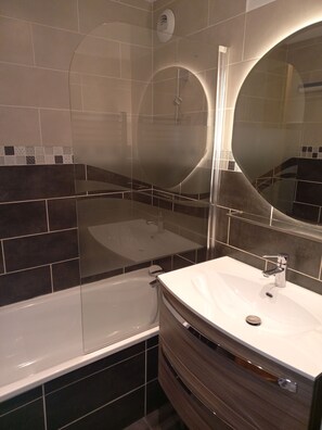Badewanne, Haartrockner, Handtücher