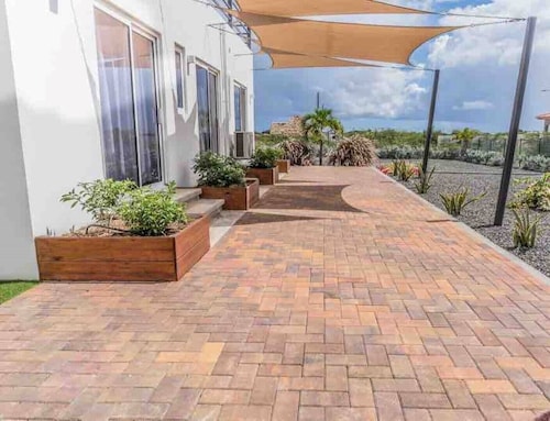 Estudio moderno cerca de hermosas playas.