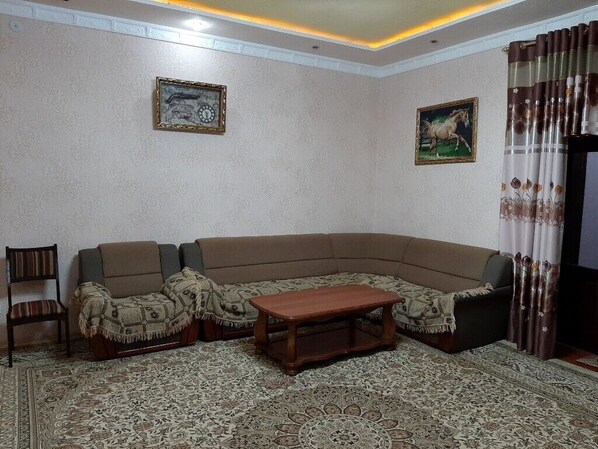 TV - Spacious Guest House in the heart of Uzbekistan (Zarafshan)