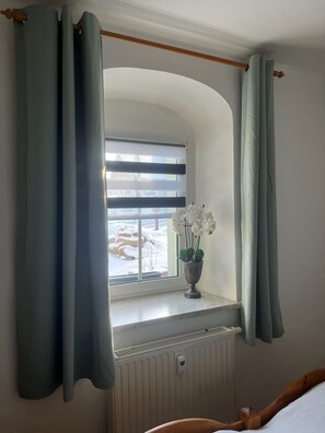 1 bedroom, travel cot, free WiFi, bed sheets