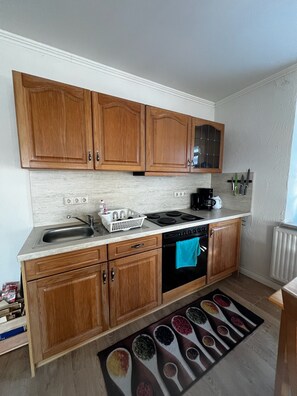 Kühlschrank, Ofen, Herdplatte, Wasserkocher mit Kaffee-/Teezubehör