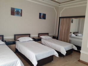 Standard-Dreibettzimmer | Individuell dekoriert, individuell eingerichtet, schallisolierte Zimmer