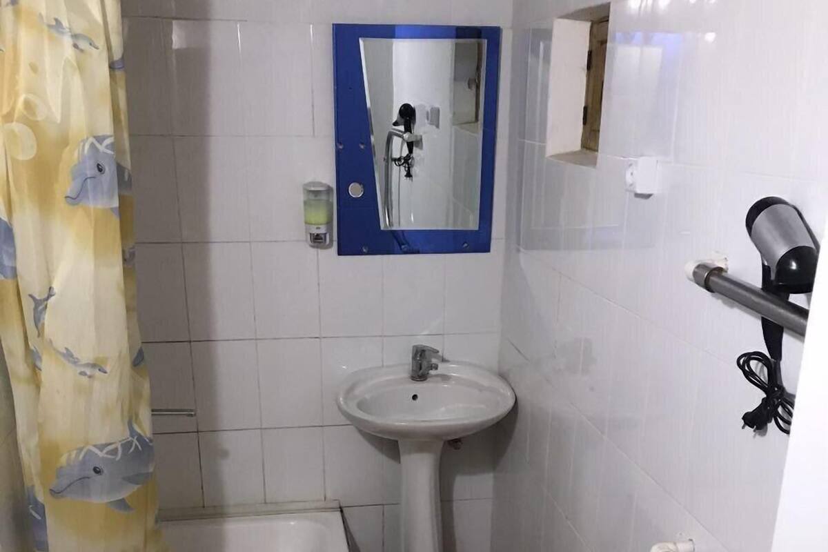 Dortoir partagé Standard | Salle de bain | Articles de toilette (gratuits), séchoir à cheveux, pantoufles
