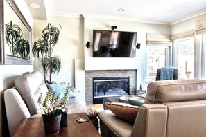 Smart TV, fireplace - WINTER PROMO Summerlin Luxury View Home! POOL SPA BBQ 4 BD 3BA Pet OK (Las Vegas)