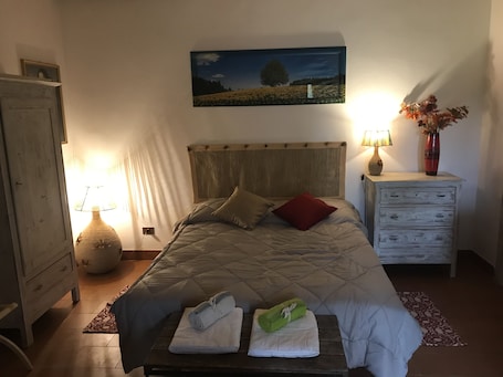 Desk, free WiFi, bed sheets. In the center of Tuscany, the most beautiful places one step away.