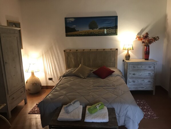 Työpöytä, ilmainen Wi-Fi, vuodevaatteet