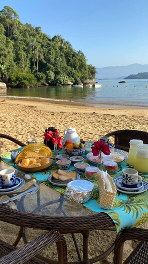 On the beach, white sand, sun loungers, beach umbrellas - Pousada Vitorino (Angra dos Reis)