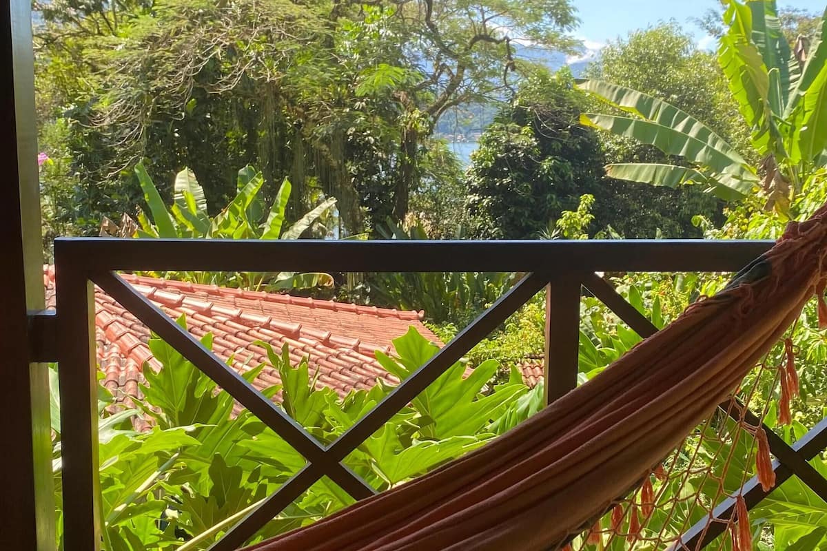 Een minibar, een bureau, gratis wifi, beddengoed