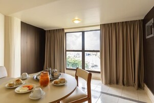 Estúdio luxo | Frigobar, escrivaninha, roupa de cama