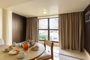 Deluxe Studio | 1 bedroom, minibar, desk, bed sheets