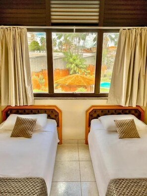 标准双床房 | 迷你吧、办公桌、床单