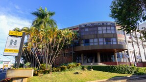 Un immeuble moderne avec une enseigne indiquant « Uberaba Apartment Hotel ».
