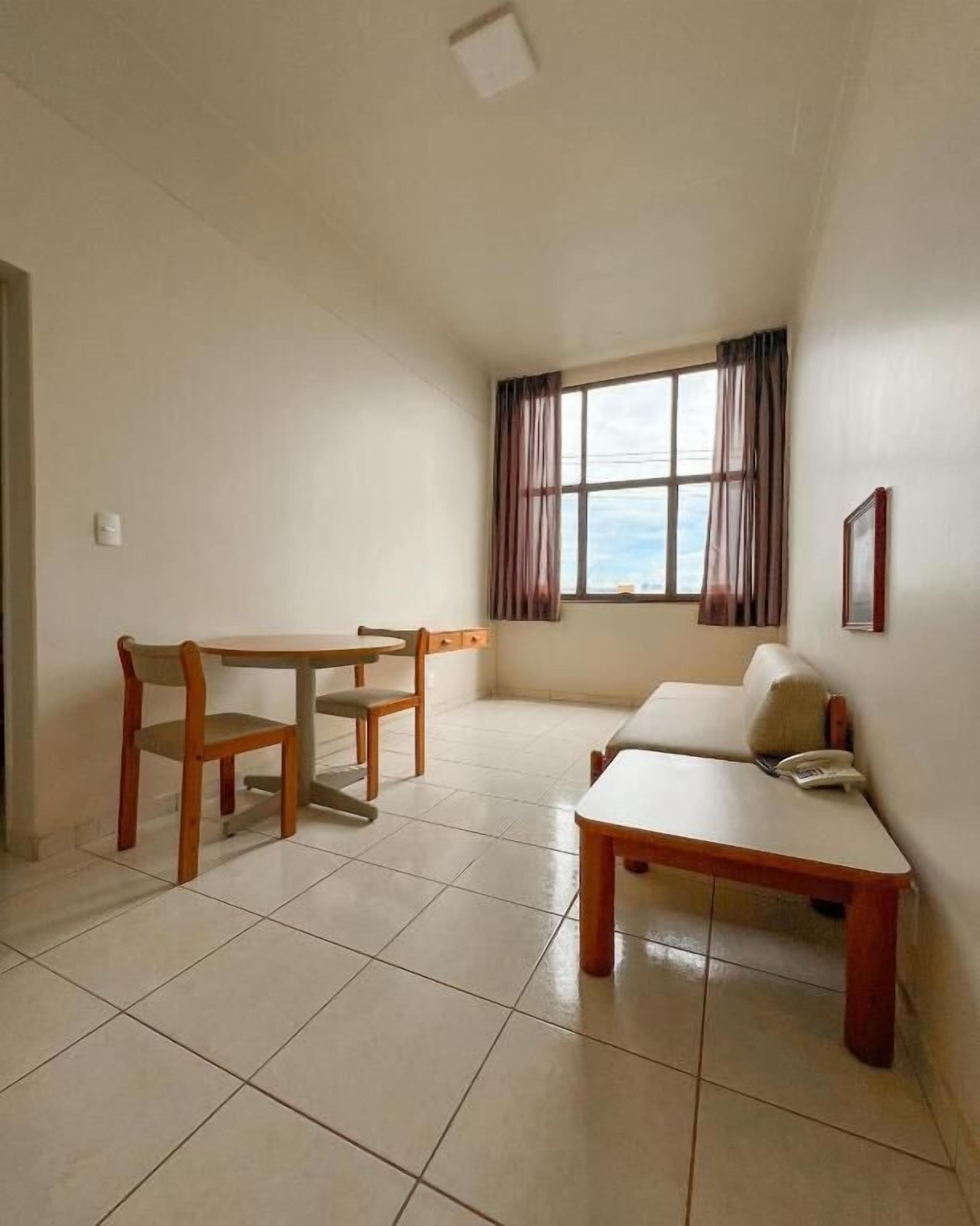 Frigobar, escrivaninha, roupa de cama