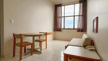 Frigobar, escrivaninha, roupa de cama