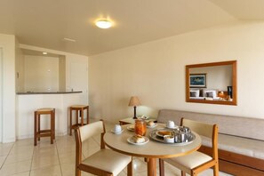 Deluxe Studio | Minibar, desk, bed sheets - Uberaba Apart Hotel by Easy Hotéis. (Uberaba)