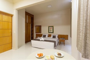 Executive tweepersoonskamer | Een minibar, een bureau, beddengoed