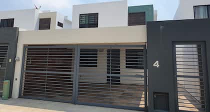 Maison entiÚre meublée 3 chambres 3 salles de bain sécurité parking chauffé.