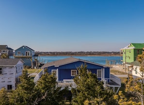 Un quartier résidentiel situé sur la côte, avec des maisons à proximité d’un plan d’eau.