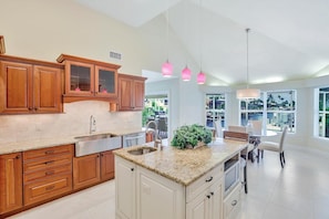 Maison, plusieurs lits (Waterfront home with pool and foosbal) | Cuisine privée