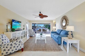 Maison, plusieurs lits (Waterfront home with pool and foosbal) | Salle de séjour | Télévision à écran plat