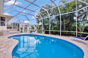 Rumah, Beberapa Tempat Tidur (Waterfront home with pool and foosbal) | Kolam renang | Sebuah kolam renang air hangat