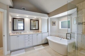 Huis, meerdere bedden (Waterfront home with pool and foosbal) | Badkamer | Gratis toiletartikelen, een haardroger, handdoeken