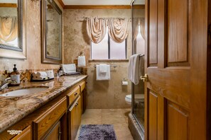 Bathtub, jetted bath, hair dryer, towels - Cozy Hygge Home 3 Bedroom 2 Bath with Pool & 2 King Beds (Bakersfield)