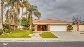 Exterior - Cozy Hygge Home 3 Bedroom 2 Bath with Pool & 2 King Beds (Bakersfield)