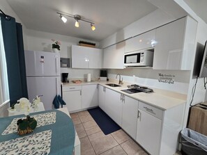 Kühlschrank, Mikrowelle, Herdplatte, Wasserkocher mit Kaffee-/Teezubehör