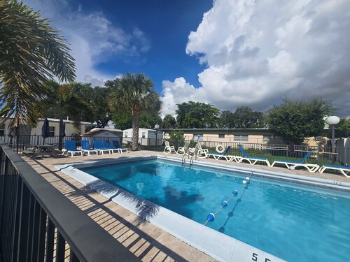 Oasis at Hollywood - Sleeps 2- Unit 3
