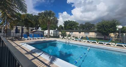 Oasis at Hollywood - Sleeps 2- Unit 3