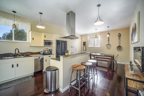 Fridge, microwave, oven, stovetop - The Fun House! Hot tub, Espresso Bar, Views, Foosball, Fire Pit, More! (Durango)