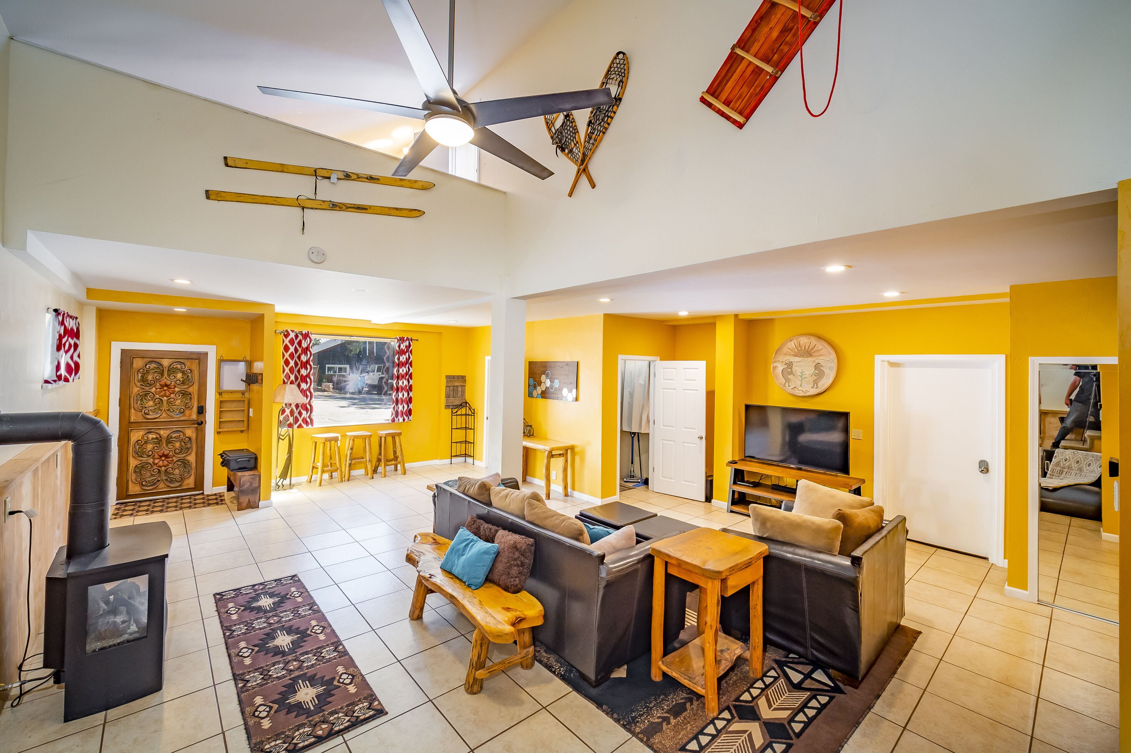 Smart-tv, pejs, dvd-afspiller, bordfodbold