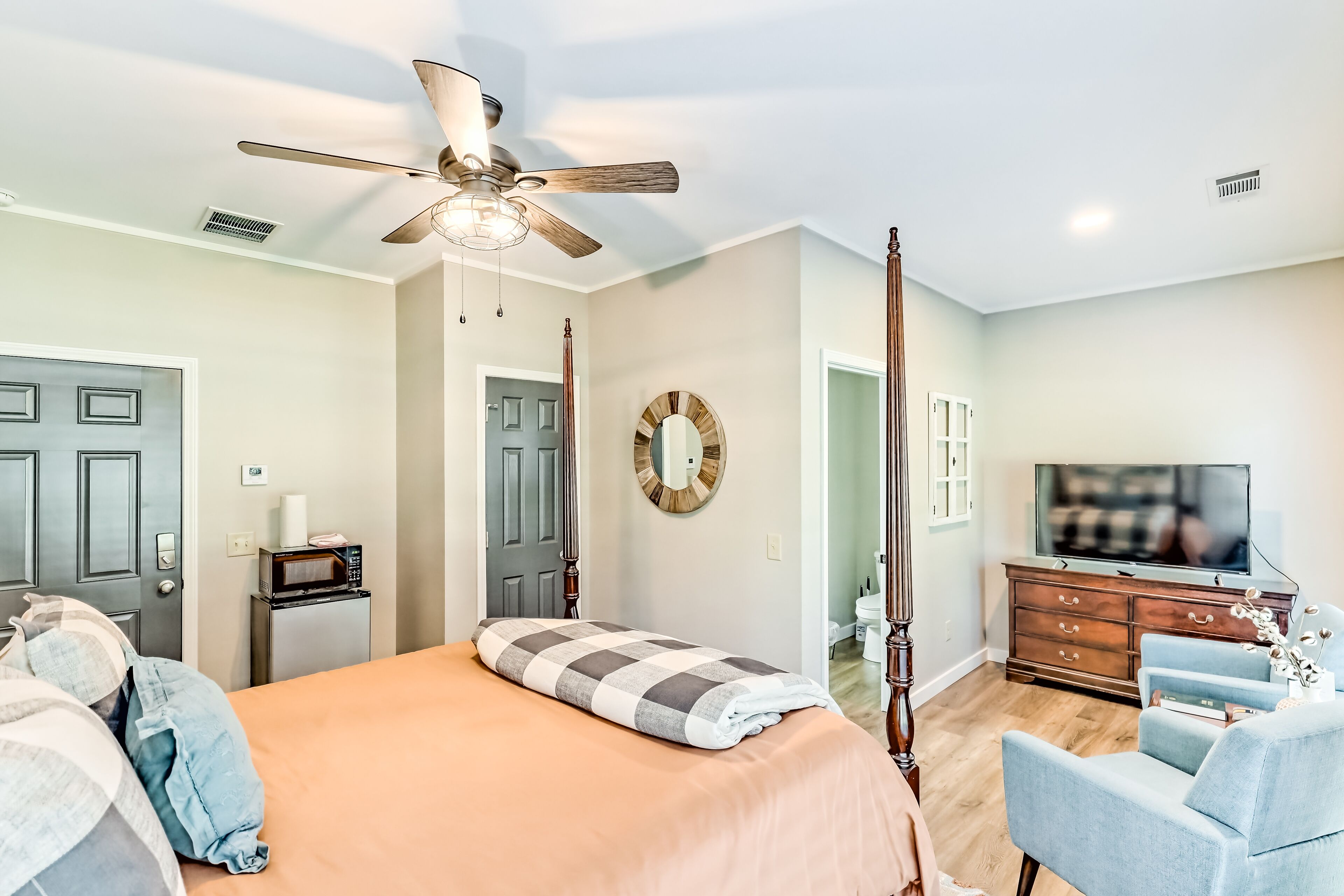 Downtown Helen suite with flatscreen TV, WiFi, and central AC