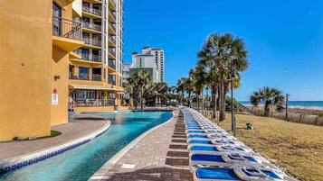 Alberca techada y alberca al aire libre