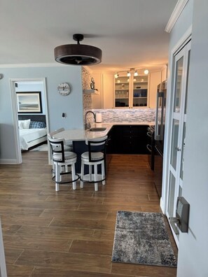 Skrivebord, strykejern/-brett, wi-fi (inkludert) og sengetøy