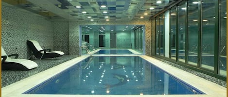 2 kolam renang indoor