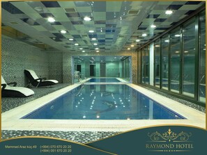 2 สระว่ายน้ำในร่ม