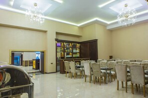 Melayani makan siang dan makan malam 
