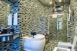 Chambre Double Supérieure, bain à remous | Salle de bain
