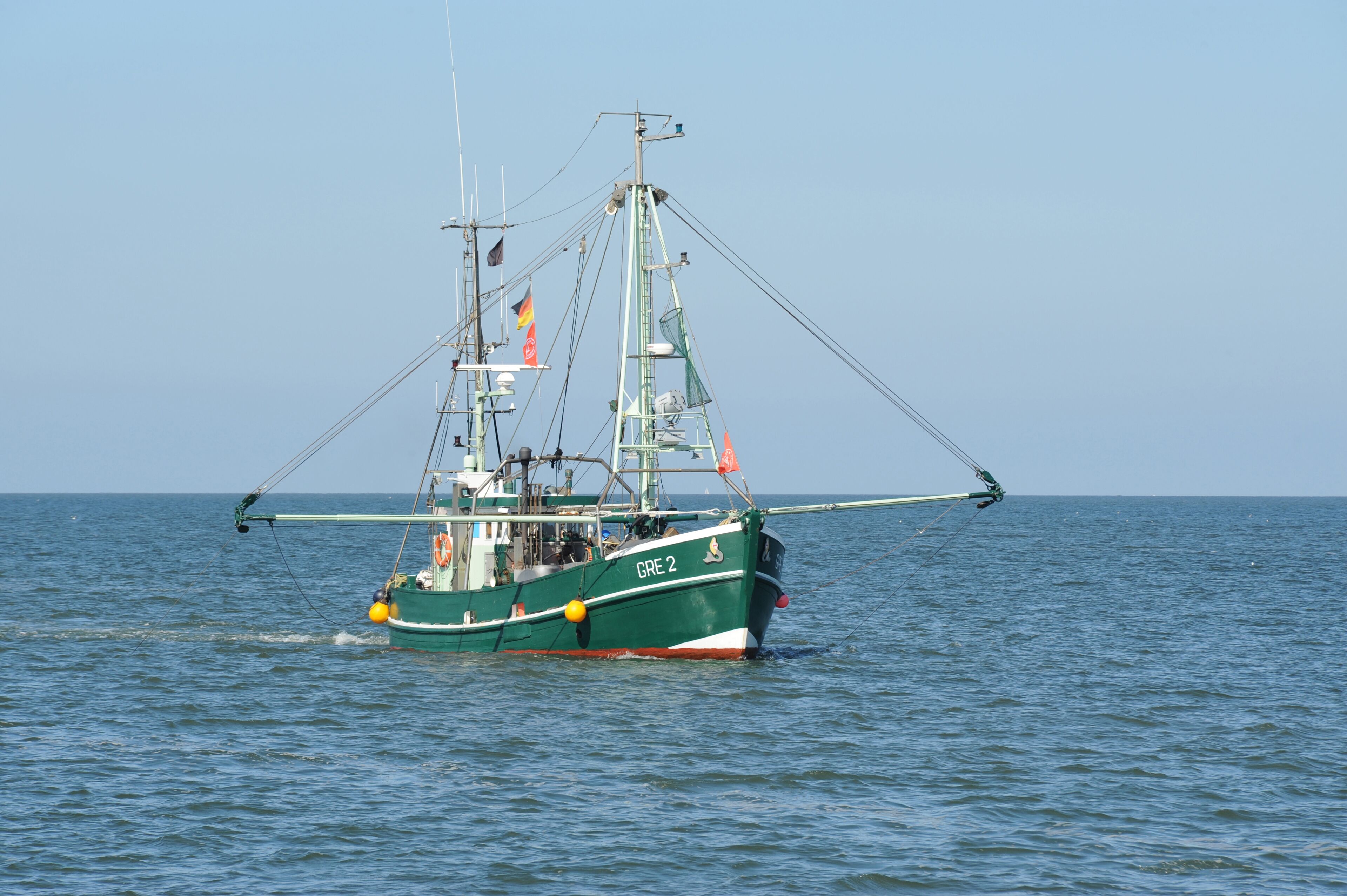 Um barco de pesca verde com o número 