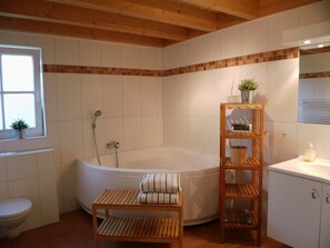 Dusch, bubbelbadkar och hårtork