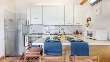 Réfrigérateur, four, plaque de cuisson, lave-vaisselle