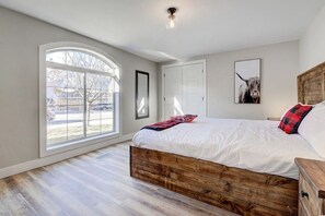 7 bedrooms, desk, iron/ironing board, travel cot