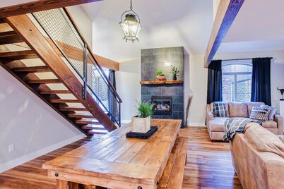 Mountain Views & Heated Pool Near Banff Trails