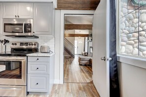 ثلاجة، ميكروويف، فرن، موقد طهي مسطح