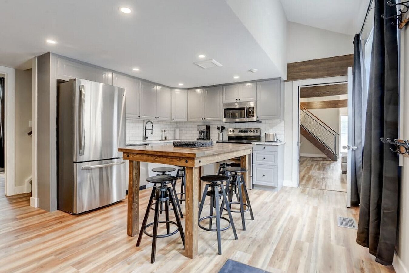 Frigorífico, microondas, horno y placa de cocina