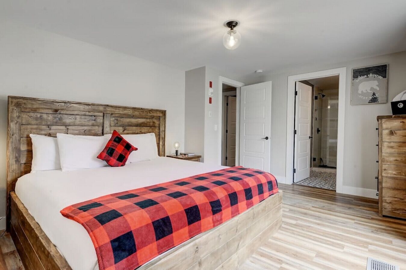 7 soverom, skrivebord, strykejern/-brett og reiseseng for barn