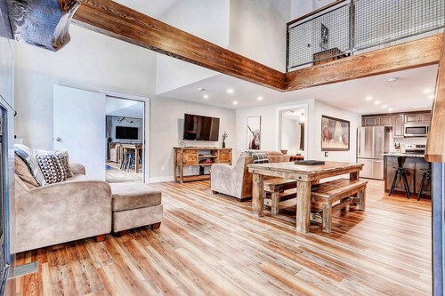 Mountain View Townhome with Pool & Banff Passes