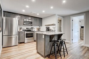 Réfrigérateur, four à micro-ondes, un four, surface de cuisson
